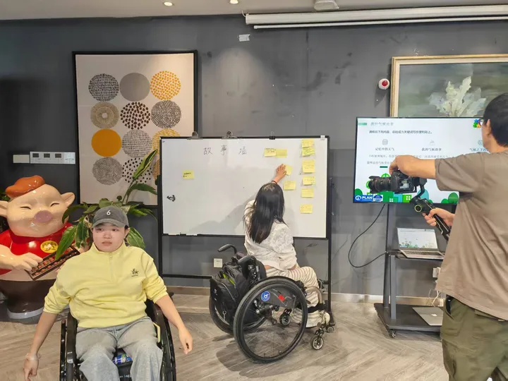 Participants exchanging ideas around a whiteboard and a screen.