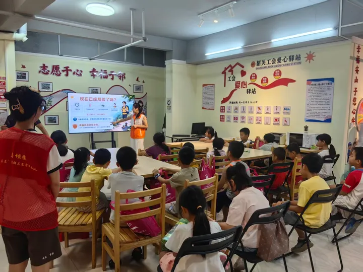 A speaker pointing to a heat-risk presentation during a session with children.